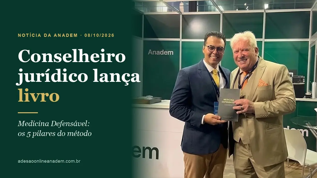 Cassiano Oliveira, conselheiro jurídico e científico da ANADEM, com o livro Medicina Defensável ao lado do Dr. Raul Canal, presidente da entidade