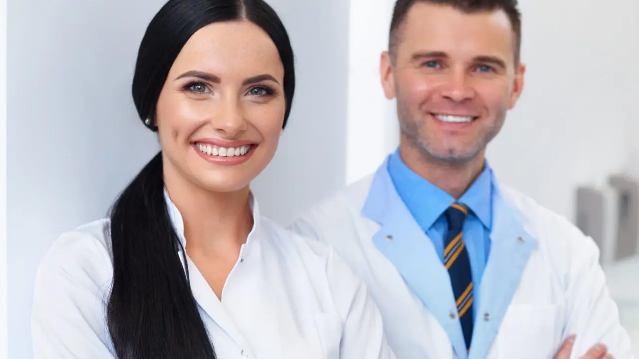 Profissionais de saúde em ambiente clínico — capa do artigo: O seguro de responsabilidade civil para médicos é seguro?