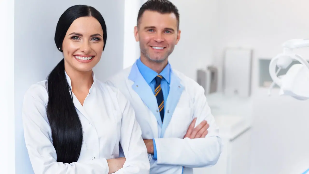 Profissionais de saúde em ambiente clínico — capa do artigo: Qual é o melhor seguro de responsabilidade civil para médicos?